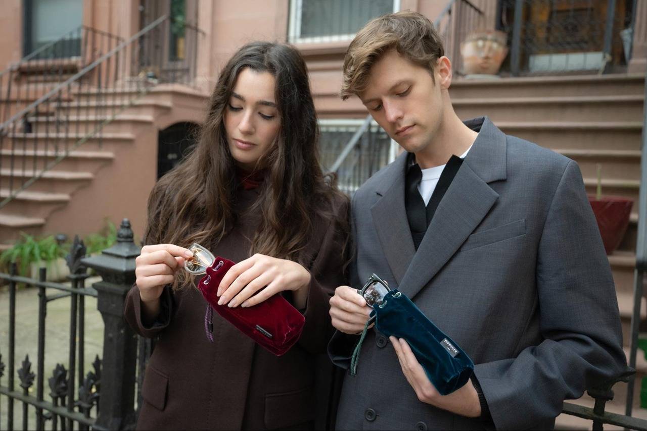 DIFFUSERが提案するベルベット。PLUSH VELVET EYEWEAR POUCH — 冬の光をまとう、小さな贅沢。