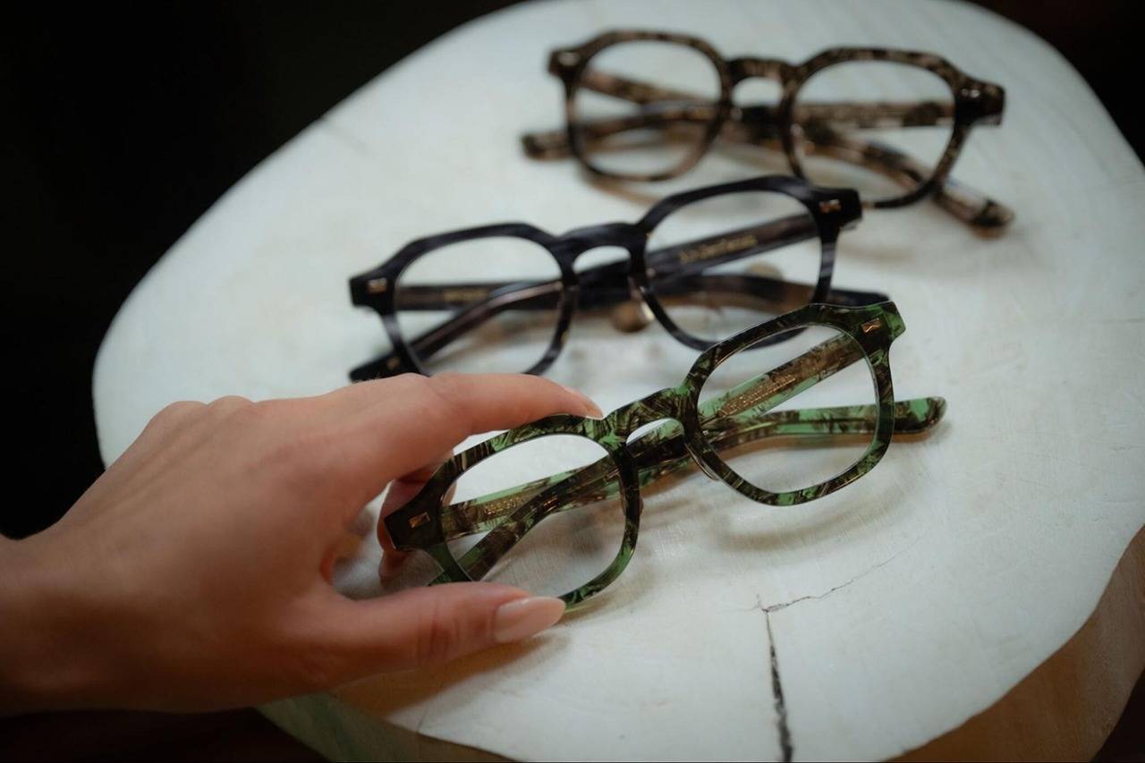 《Jr.》《GREGORY 48》が描く新たな「線」。Mr.Gentleman EYEWEARが仕掛ける、太縁フレームの静かな革命