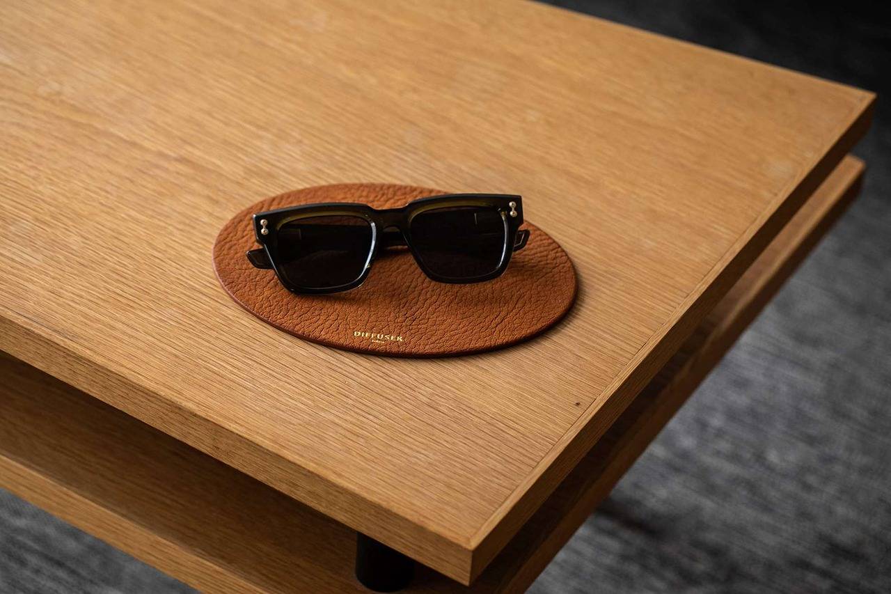 思考を解きほぐす、小さな楕円。DIFFUSERがそっと広げるアイウェアの新しい景色「DAMAGE LEATHER EYEWEAR DISPLAY SHEET」